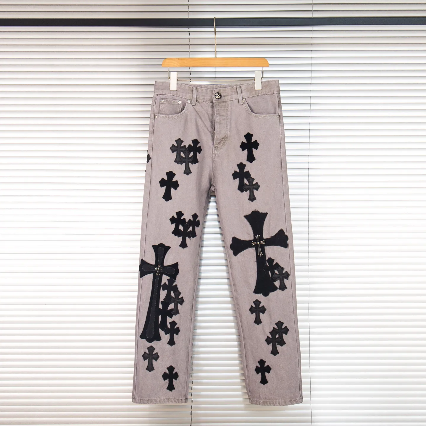 P290 Chrome Hearts Gray Cow King Jeans Multi-Leather Standard Work Jeans CH Jeans All need to be washed and then disassembled and hand-stitched with sheepskin cross leather and then spliced to complete. The whole process is too complicated to describe. About Chrome Hearts This is an extremely luxurious fashion brand that can also be called the aristocracy of the high street. It has always been an exclusive brand for some hipsters or the second generation of rich people. Compared with ordinary high streets, it is more luxurious and noble. Compared with luxury brands, it is more fashionable and individual. It has always been a brand that I have a special liking for. Style number: 1763# Color: Gray Size: 28 30 32 34 36